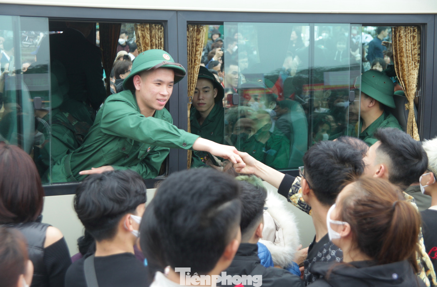 Những cánh tay chào, những cái nắm tay thật chặt trước giờ lên đường nhập ngũ khiến nhiều người xúc động. Những cánh tay chào, những cái nắm tay thật chặt trước giờ lên đường nhập ngũ khiến nhiều người xúc động.