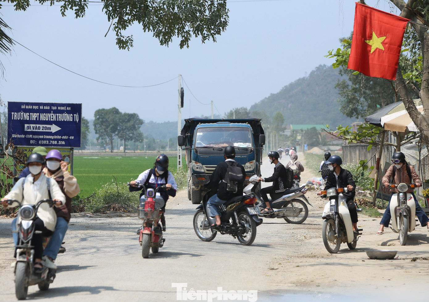 Tuyến tỉnh lộ 542E có mặt đường nhỏ nhưng lưu lượng xe đi qua rất lớn. Nơi đây cũng xuất hiện dày đặc các xe ben, xe tải trọng lớn chạy qua gây ra nỗi ám ảnh cho người đi đường. Ngày 6/3/2023, tại xã Hưng Trung (Hưng Nguyên, Nghệ An) đã xảy ra một vụ tai nạn thương tâm khi xe ben đâm vào xe máy khiến 3 mẹ con tử vog.