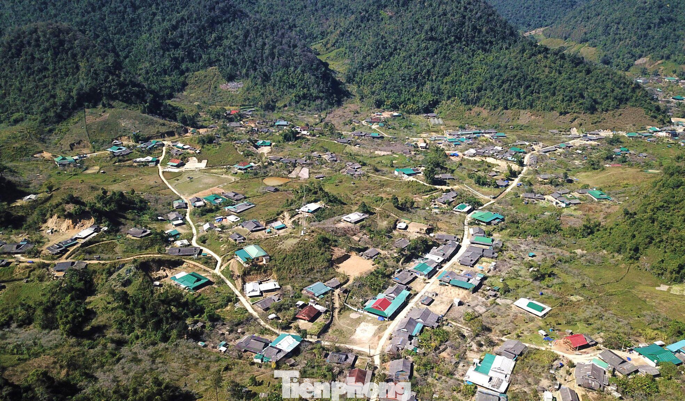 Mường Lống sở hữu một vẻ đẹp lãng mạn, huyền ảo khi nằm gọn trong lòng thung lũng của một ngọn núi cao 1.500m. Mây quyện cùng hoa, hoa vui đùa cùng cỏ dại giữa cái se lạnh đặc trưng khiến nhiều du khách thích thú khi đi trên cung đường lên núi uốn lượn.