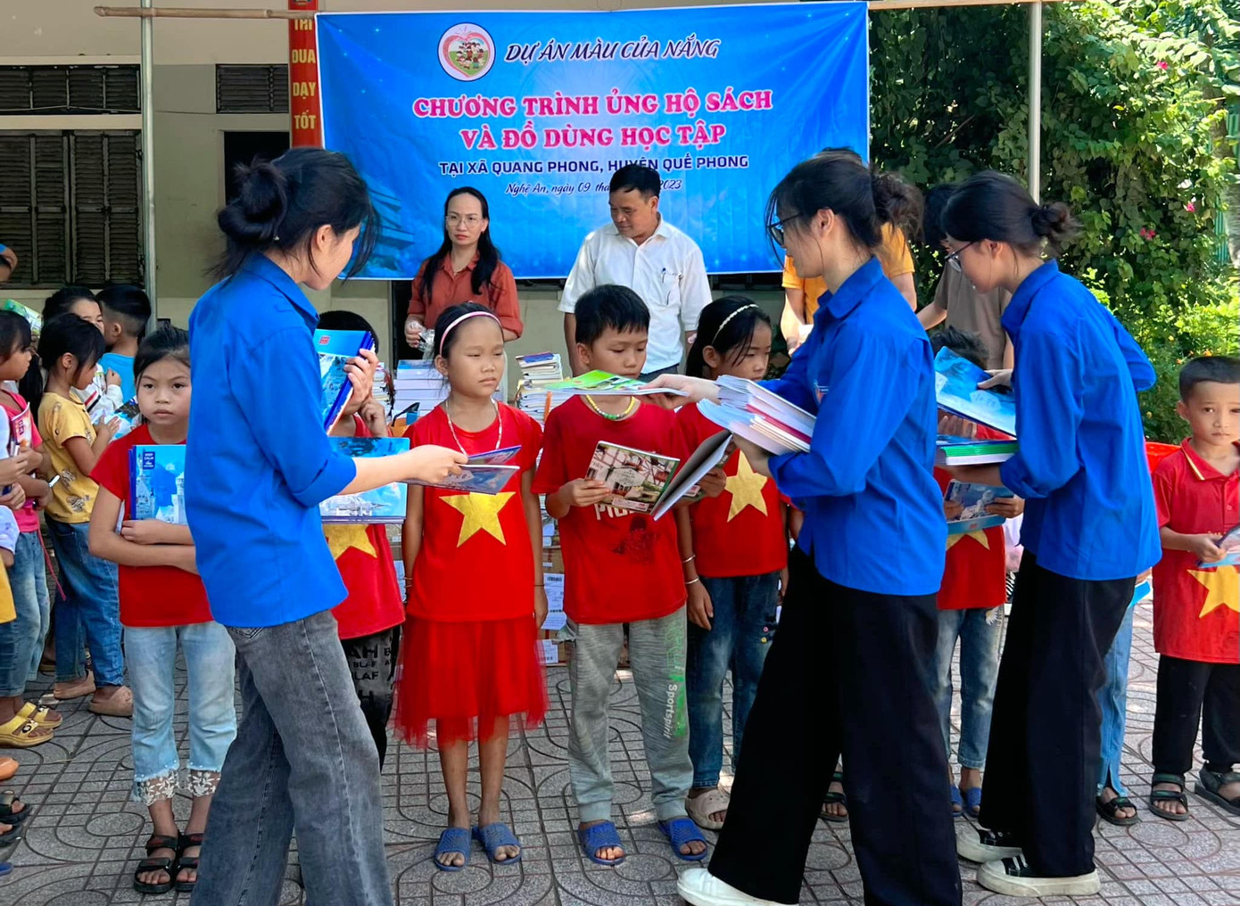 "Thấy các em nhỏ cười vui là chúng em hạnh phúc", Bảo Chi chia sẻ. "Thấy các em nhỏ cười vui là chúng em hạnh phúc", Bảo Chi chia sẻ.