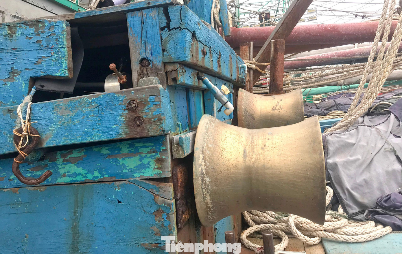 “Tôi phải rao bán cả trên Facebook nhưng cũng có ai hỏi mua đâu. Chờ mãi nên chúng tôi quyết định bán cho những người thu mua về tháo để lấy sắt vụn với giá hơn 1 tỷ đồng. Trước góp mỗi nhà 700 triệu để đóng tàu, nay bán tính ra chia nhà có mấy đồng nữa”, bà Tình xót xa nói. “Tôi phải rao bán cả trên Facebook nhưng cũng có ai hỏi mua đâu. Chờ mãi nên chúng tôi quyết định bán cho những người thu mua về tháo để lấy sắt vụn với giá hơn 1 tỷ đồng. Trước góp mỗi nhà 700 triệu để đóng tàu, nay bán tính ra chia nhà có mấy đồng nữa”, bà Tình xót xa nói.