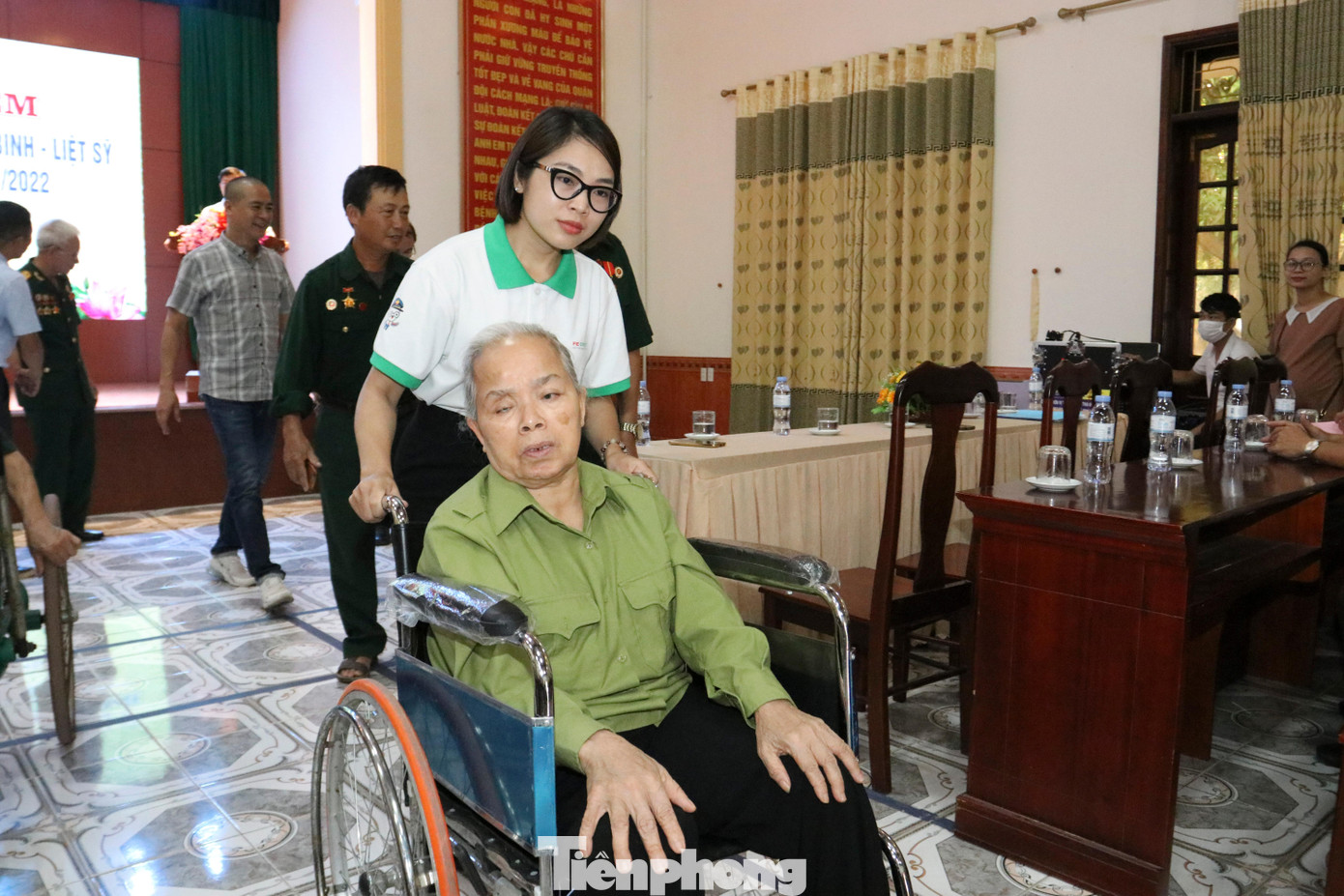 Bà Lương Thị Hải Yến - Đại diện Công ty Tài chính TNHH Ngân hàng Việt Nam Thịnh Vượng SMBC (FE Credit) chia sẻ: “Trong những ngày cả nước hướng về cội nguồn bằng nhiều hoạt động tri ân đến các thương binh, liệt sỹ, người có công, chúng tôi cũng vô cùng xúc động khi được cùng với Báo Tiền Phong đến thăm Trung tâm điều dưỡng thương bệnh binh tại tỉnh Nghệ An. Chúng tôi đến đây với lòng biết ơn sâu sắc, mong muốn chung tay cùng với Trung tâm chăm sóc các thương bệnh binh, thân nhân của người có công với cách mạng. Đây là một trong những hoạt động mang tính nhân văn và ý nghĩa, hi vọng rằng sẽ có thêm nhiều hơn nữa những tấm lòng vàng cùng quan tâm đến hoạt động “đền ơn đáp nghĩa”, đến những người đã hi sinh để chúng ta có cuộc sống tươi đẹp như ngày hôm nay&quot;.