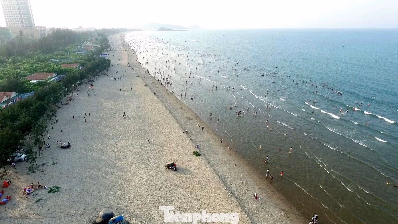 Ông Hoàng Năng Hiệp - Trưởng phòng Quản lý đô thị TX. Cửa Lò cho biết, để bãi biển Cửa Lò trở nên đẹp và quy mô tổng thể, UBND TX. Cửa Lò đã lên kế hoạch giải tỏa toàn bộ 220 công trình, ki-ốt đang bám bờ biển vào cuối năm 2022.