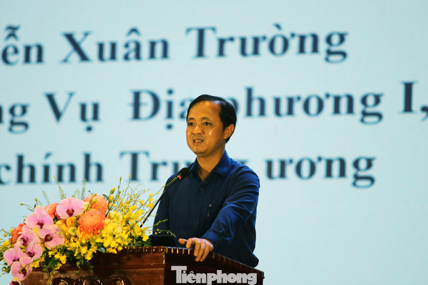 Tiến sĩ Nguyễn Xuân Trường - Vụ trưởng vụ địa phương 1, Ban Nội chính Trung ương giới thiệu về cuốn sách. Tiến sĩ Nguyễn Xuân Trường - Vụ trưởng vụ địa phương 1, Ban Nội chính Trung ương giới thiệu về cuốn sách.