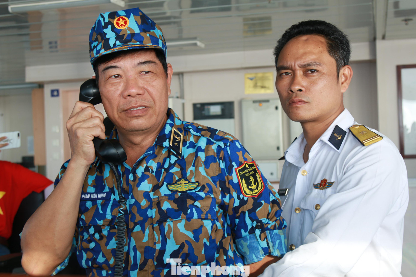 Chuẩn Đô đốc Phan Tuấn Hùng - Phó Tư lệnh Quân chủng Hải quân (bìa trái) làm việc với cán bộ, chiến sỹ Nhà giàn DK1/8 qua bộ đàm tàu 571.