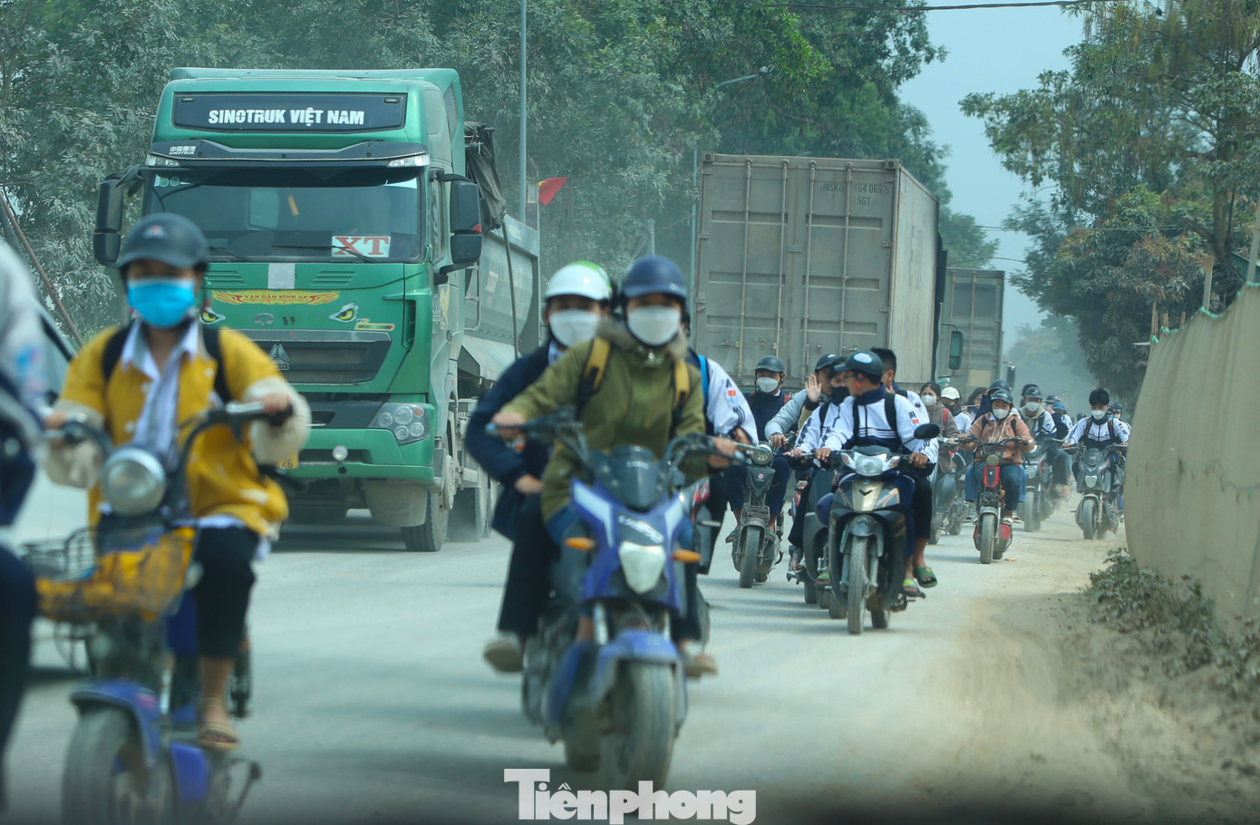 Xe tải, xe ben chở vật liệu chạy nhiều trên tuyến tỉnh lộ 542C tiềm ẩn nguy cơ xảy ra tai nạn giao thông.