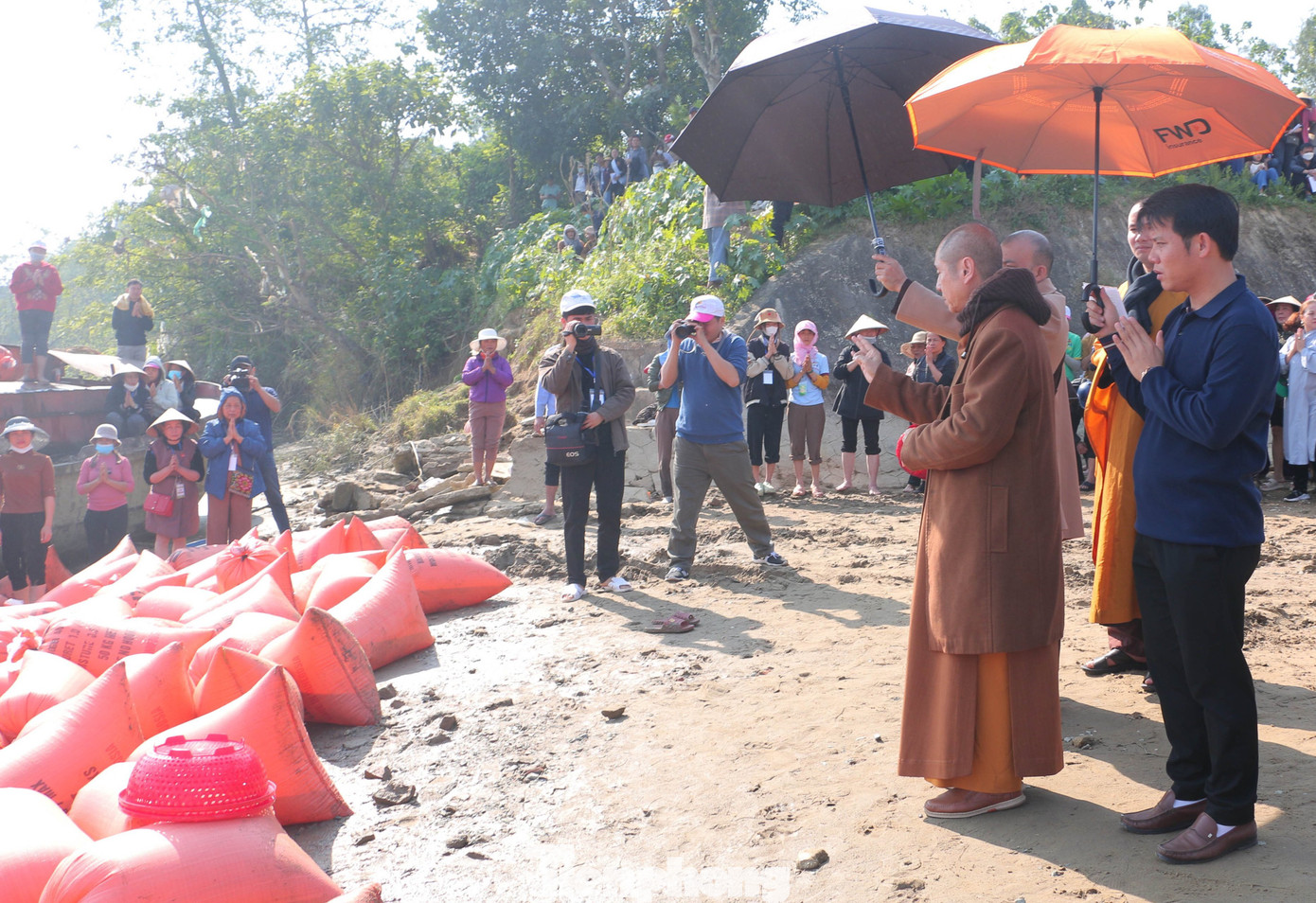 Theo quan niệm của Phật giáo, phóng sinh là một thiện hạnh vô cùng cao đẹp. Phóng sinh cũng làm tái tạo nguồn lợi thủy sản, cân bằng sinh thái, góp phần thúc đẩy bảo vệ môi trường.
