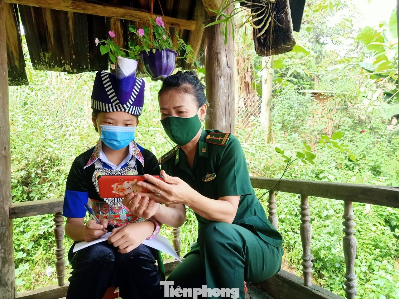 Nữ cán bộ Đồn Biên phòng Nậm Càn - Bộ đội biên phòng Nghệ An hướng dẫn học sinh trong bản xa làm quen với việc học trực tuyến. Nữ cán bộ Đồn Biên phòng Nậm Càn - Bộ đội biên phòng Nghệ An hướng dẫn học sinh trong bản xa làm quen với việc học trực tuyến.