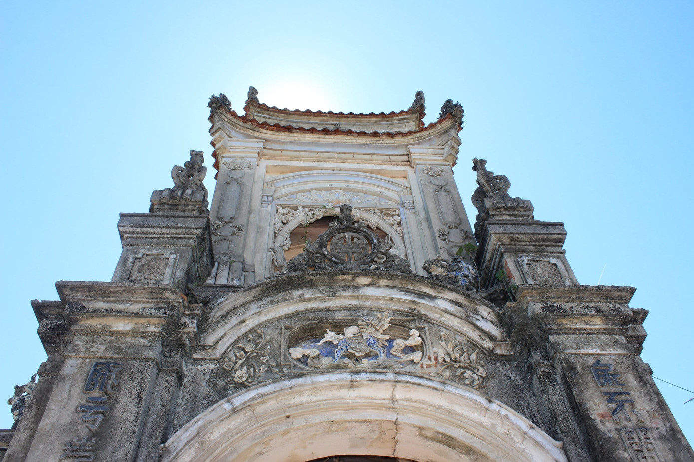 Trong các công trình của phủ, nghi môn (cổng tam quan) được xây dựng cuối cùng vào năm (1938 - 1941) nhưng lại có kiến trúc độc đáo nhất. Cổng tam quan gồm lầu, trụ biểu, tượng canh, cột đèn… liên kết nhau tạo nên một thể thống nhất, có hình khối uy nghi, vừa có đường nét hoa văn mềm mại, sắc sảo, in đậm dấu ấn kiến trúc giao thoa văn hóa của Âu - Á. Trong các công trình của phủ, nghi môn (cổng tam quan) được xây dựng cuối cùng vào năm (1938 - 1941) nhưng lại có kiến trúc độc đáo nhất. Cổng tam quan gồm lầu, trụ biểu, tượng canh, cột đèn… liên kết nhau tạo nên một thể thống nhất, có hình khối uy nghi, vừa có đường nét hoa văn mềm mại, sắc sảo, in đậm dấu ấn kiến trúc giao thoa văn hóa của Âu - Á.