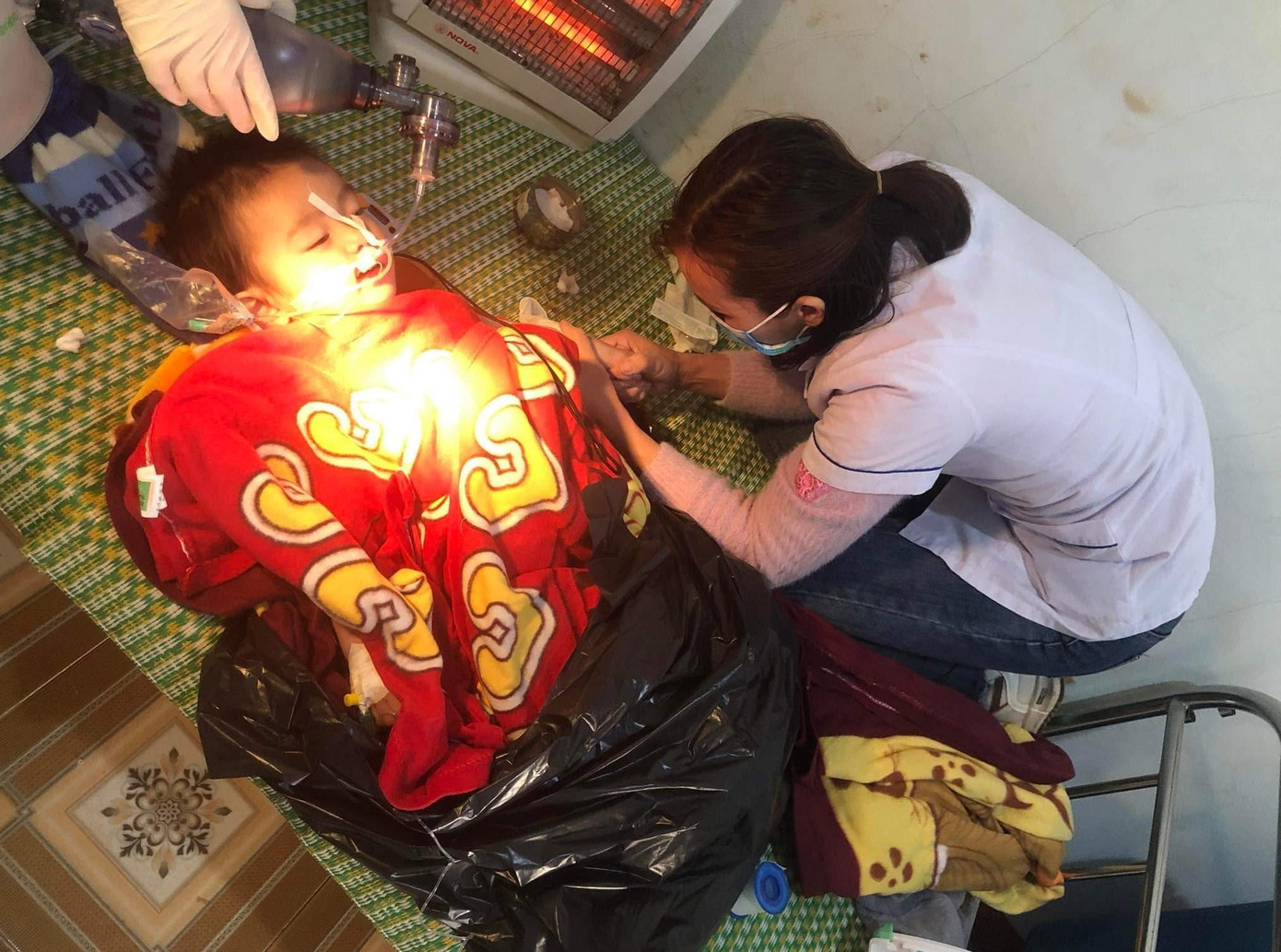 Hơn 1 giờ đồng hồ cứu chữa, bé K. đã bắt đầu có dấu hiệu sinh tồn, tim bắt đầu đập lại. Hiện cháu bé đã được chuyển xuống bệnh viện tuyến tỉnh để tiếp tục cấp cứu. Hơn 1 giờ đồng hồ cứu chữa, bé K. đã bắt đầu có dấu hiệu sinh tồn, tim bắt đầu đập lại. Hiện cháu bé đã được chuyển xuống bệnh viện tuyến tỉnh để tiếp tục cấp cứu.