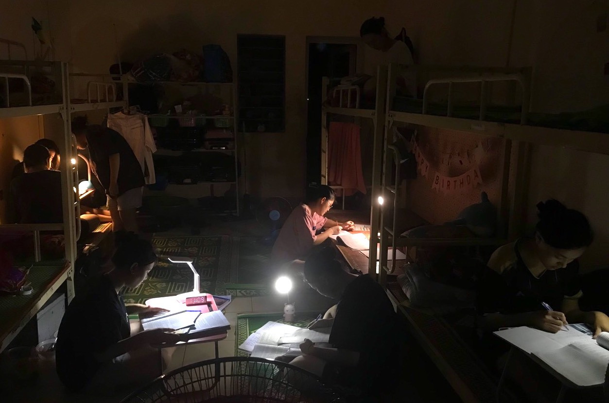 Càng gần đến ngày thi, các em học sinh lớp 12 càng tranh thủ thời gian hiện có để học ôn nhiều nhất có thể. Có những đêm, các em ôn thi đến 1,2h sáng. Tuy vậy, sáng hôm sau các em vẫn đến lớp đúng giờ mà không bỏ tiết học nào trên lớp.