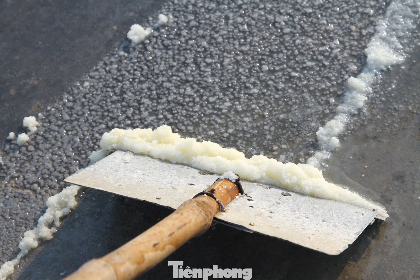 Nước được phơi trong vài giờ đồng hồ. Khi nước bay hơi hết chỉ còn lại những hạt muối đã kết tinh, người dân sẽ dùng bàn cạo để cạo hạt muối và đưa vào kho cất chờ thương lái đến mua.