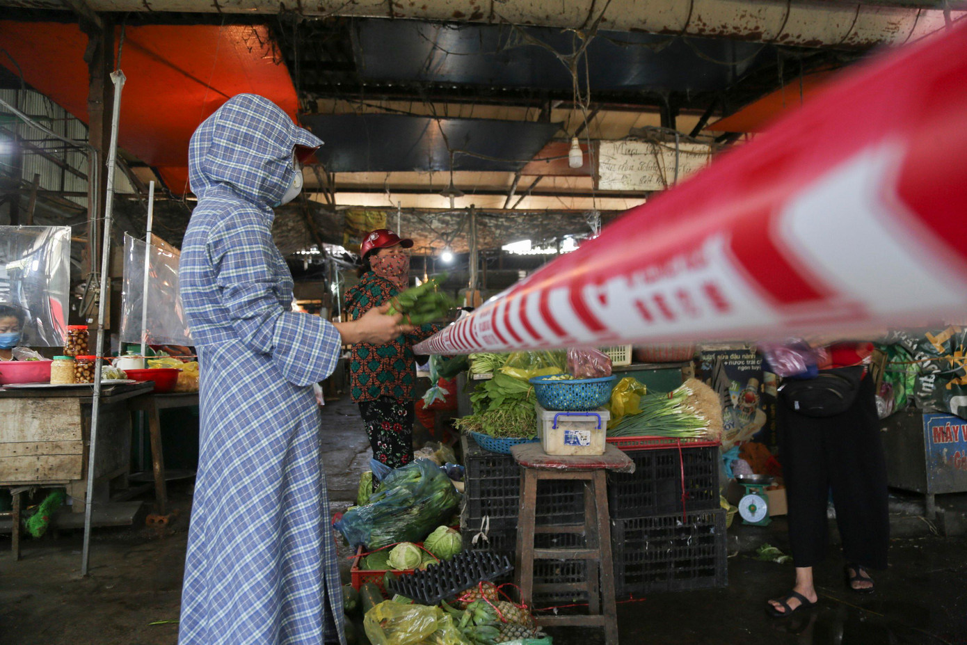 Tại các chợ, giữa người bán và người mua được giữ khoảng cách theo quy định.