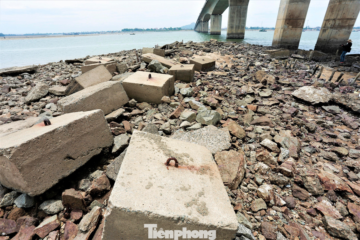 Theo người dân địa phương, các khối đá và bê tông phía dưới chân cầu trước đây được đơn vị thi công dùng để ngăn nước khi thi công dầm cầu.