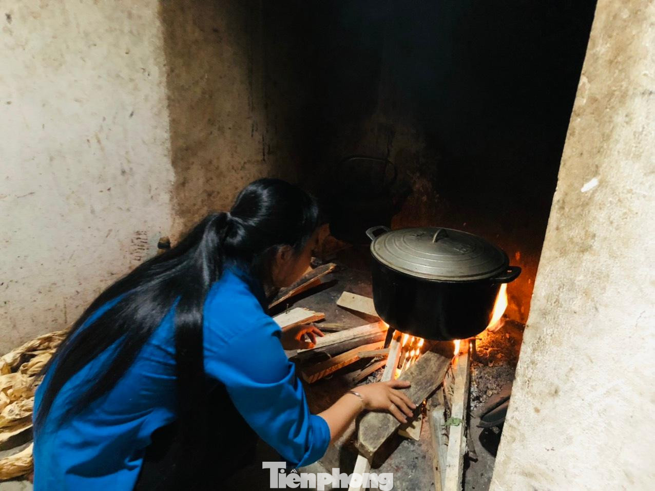 Bếp đỏ lửa, nồi thức ăn được nấu chín, nồi canh được nấu sôi.