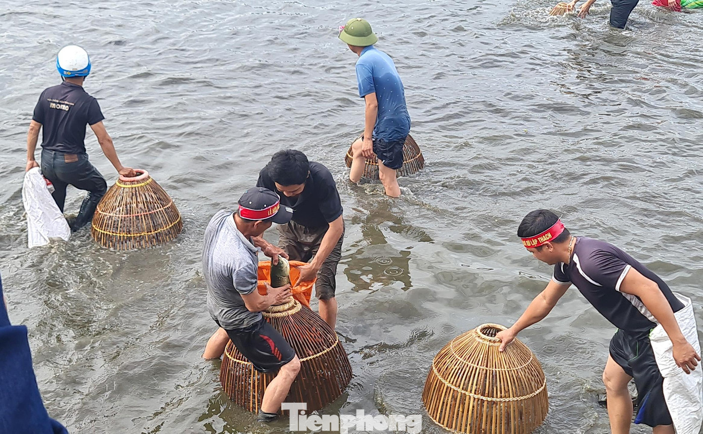 Mỗi khi bắt được cá lớn, các “nơm thủ” sẽ hô lớn để tạo thêm không khí cho người chơi. Ngoài ra, do cá lớn khó bắt dù đã nằm gọn trong nơm, họ phải nhờ người hỗ trợ để mang cá lên bờ.