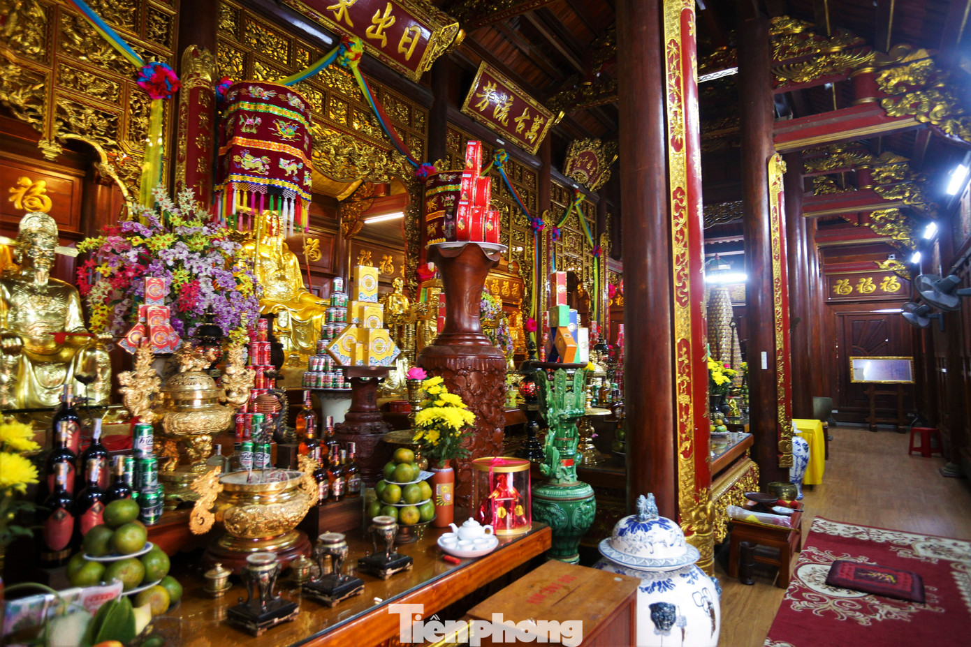 Các tòa điện lớn được trụ vững bởi những cây cột cao lớn, thiết kế, chạm khắc nổi cầu kỳ. Những cặp lục bình to lớn được làm bằng gỗ và đá màu nguyên khối.