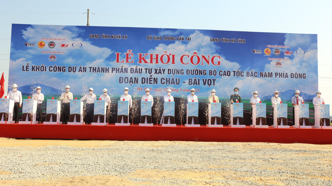 Các đại biểu ấn nút khởi công dự án cao tốc Diễn Châu - Bãi Vọt.