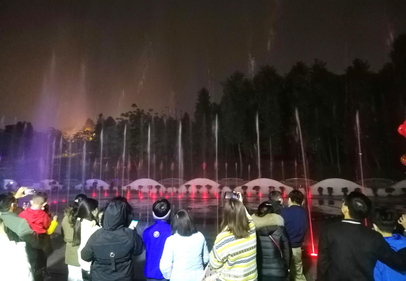 Sàn nhạc nước có diện tích hơn 900m2 với nguồn cảm hứng từ truyền thuyết “Trăm trứng nở trăm con” nằm trên đường Hồ Tùng Mậu, thành phố Vinh, Nghệ An.