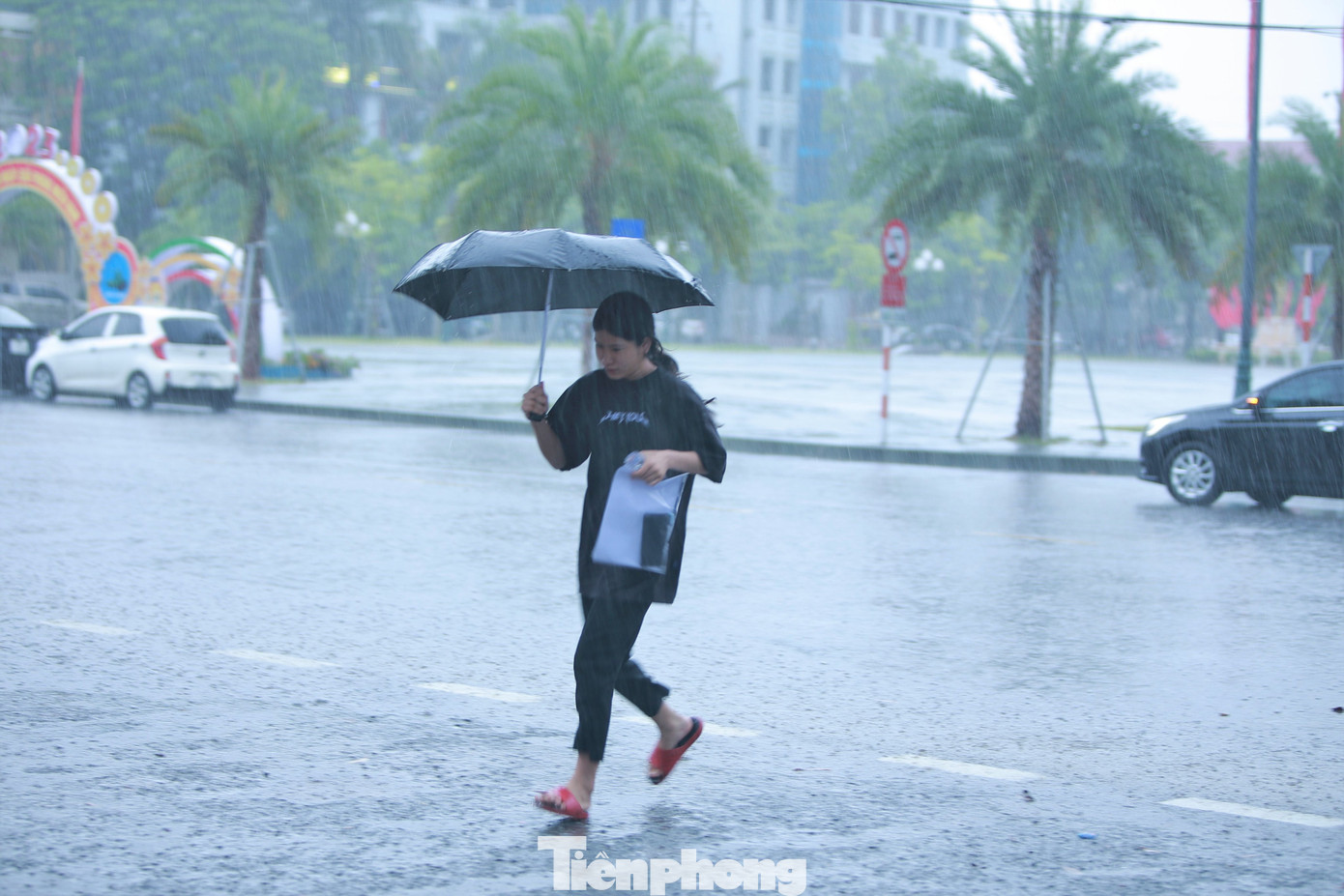 Tại TP. Hà Tĩnh, chiều 28/6 diễn ra cơn mưa lớn khiến các thí sinh đến điểm thi vất vả. Nhiều thí sinh bị ướt khi vào phòng thi.