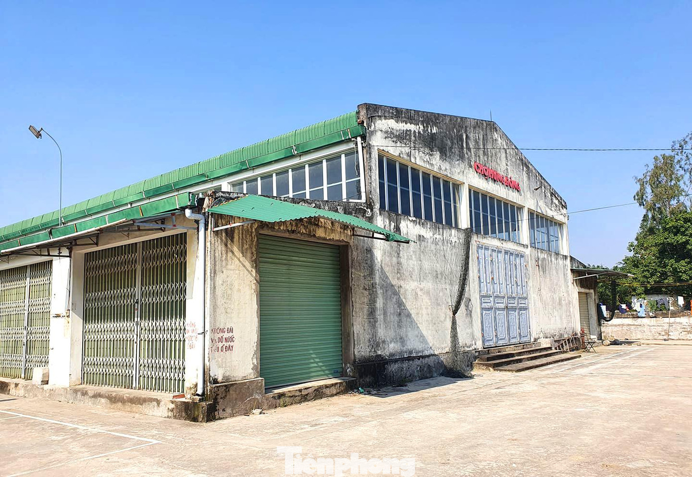 Năm 2018, chợ Hưng Đông (TP. Vinh, tỉnh Nghệ An) có diện tích 3.600 m2, được đầu tư xây dựng với kinh phí 5,7 tỷ đồng được hoàn thành và đưa vào sử dụng. Tuy nhiên, sau lễ khai trương, ngôi chợ này lại rơi vào cảnh cửa đóng then cài vì không có người dân vào mua bán.