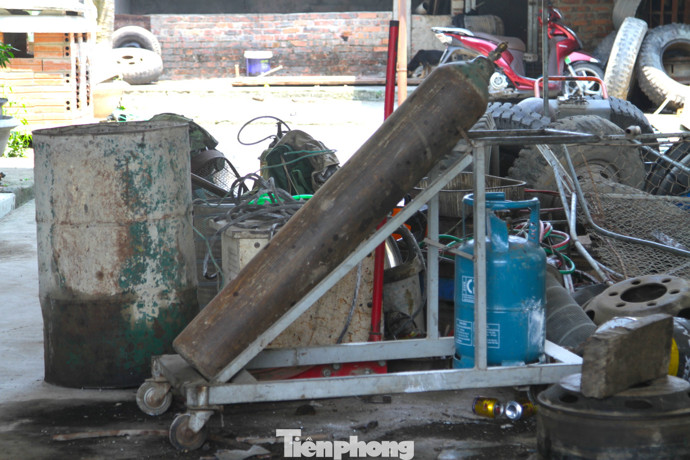 Người dân cho biết, ban đầu khi vụ nổ xảy ra, người dân nghi ngờ có thể nổ lốp xe hoặc nổ bình gas, bình oxy trong quá trình hàn cắt. Tuy nhiên, khi kiểm tra hiện trường, các lốp ô tô không nổ. Bên trong gara, các bình oxy, bình gas vẫn còn nguyên vẹn.