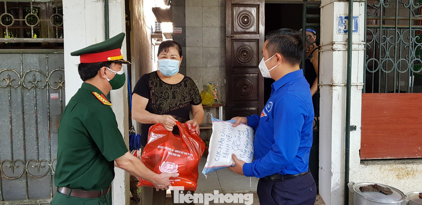 "Gian hàng 0 đồng" sẽ cung cấp nhu yếu phẩm cho người có hoàn cảnh khó khăn, những hộ dân có tên trong danh được lập sẵn từ trước. "Gian hàng 0 đồng" sẽ cung cấp nhu yếu phẩm cho người có hoàn cảnh khó khăn, những hộ dân có tên trong danh được lập sẵn từ trước.