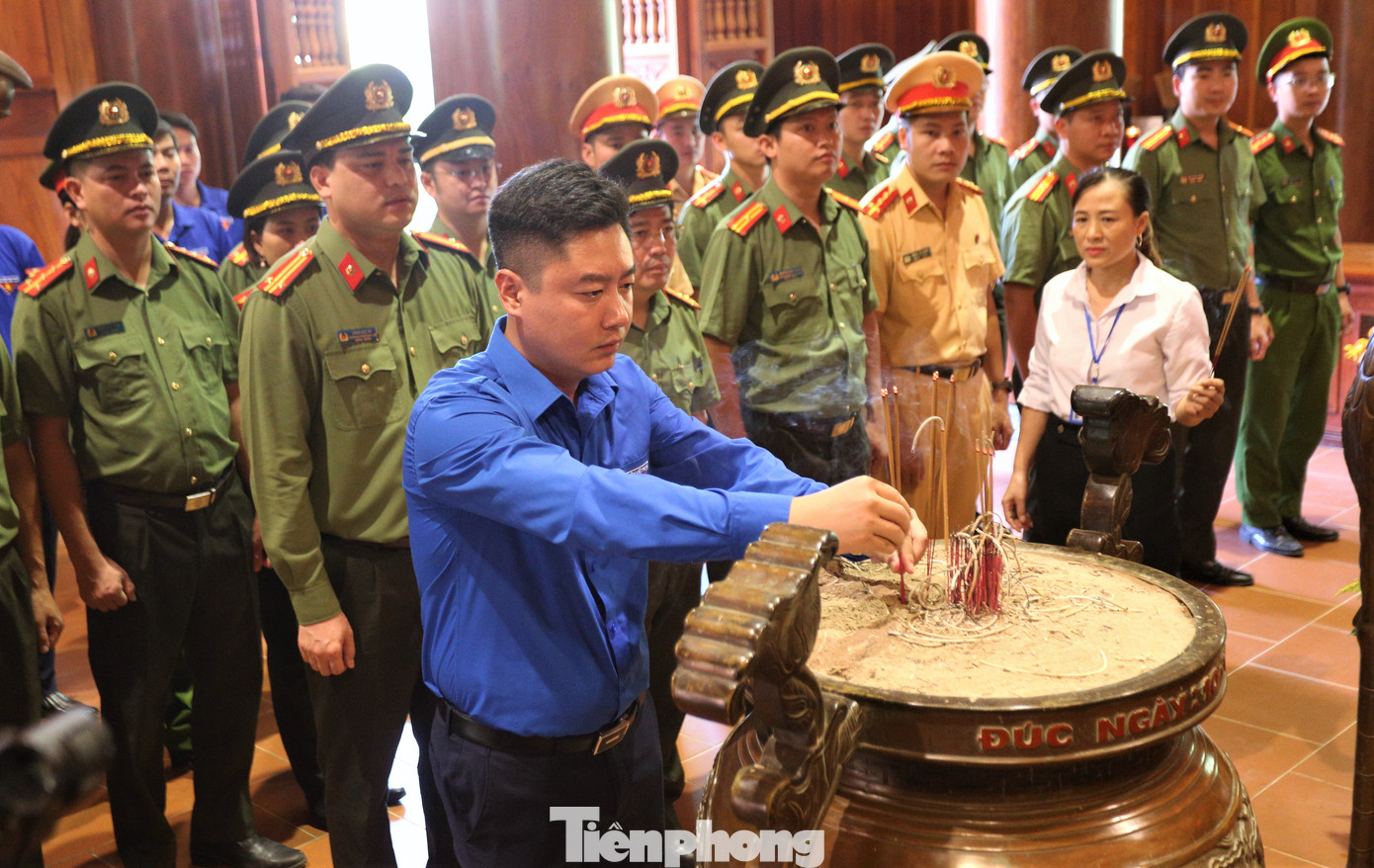 Bí thư Tỉnh Đoàn Lê Văn Lương và trung tá Đồng Đức Vũ - Trưởng ban Thanh niên CAND (giữa ảnh 2) dâng hương tại Khu di tích lịch sử Kim Liên.