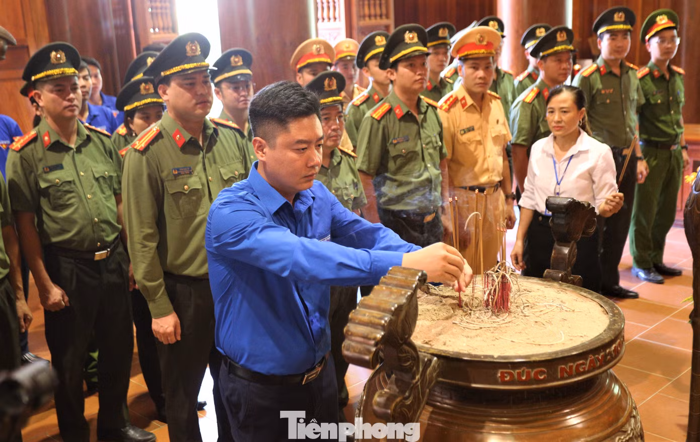 Bí thư Tỉnh Đoàn Lê Văn Lương và trung tá Đồng Đức Vũ - Trưởng ban Thanh niên CAND (giữa ảnh 2) dâng hương tại Khu di tích lịch sử Kim Liên.