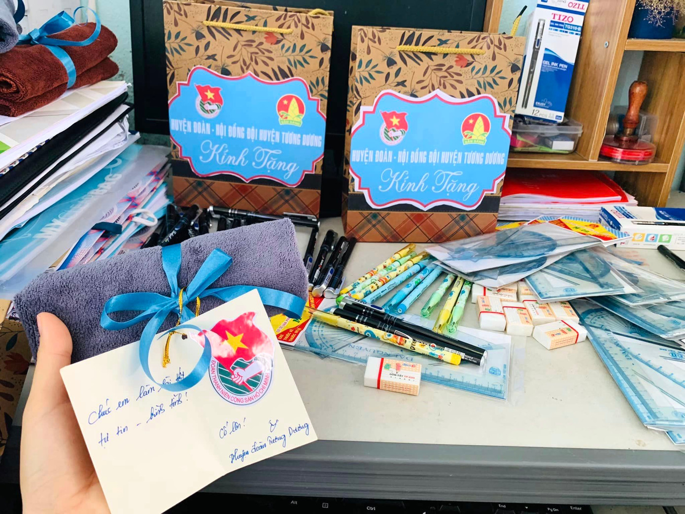 Những món quà, lời chúc được gửi đến các em thí sinh trước ngày tham dự kỳ thi. Với những lời chúc, sự động viên sẽ giúp các em tự tin hơn, có thêm động lực để làm bài tốt.