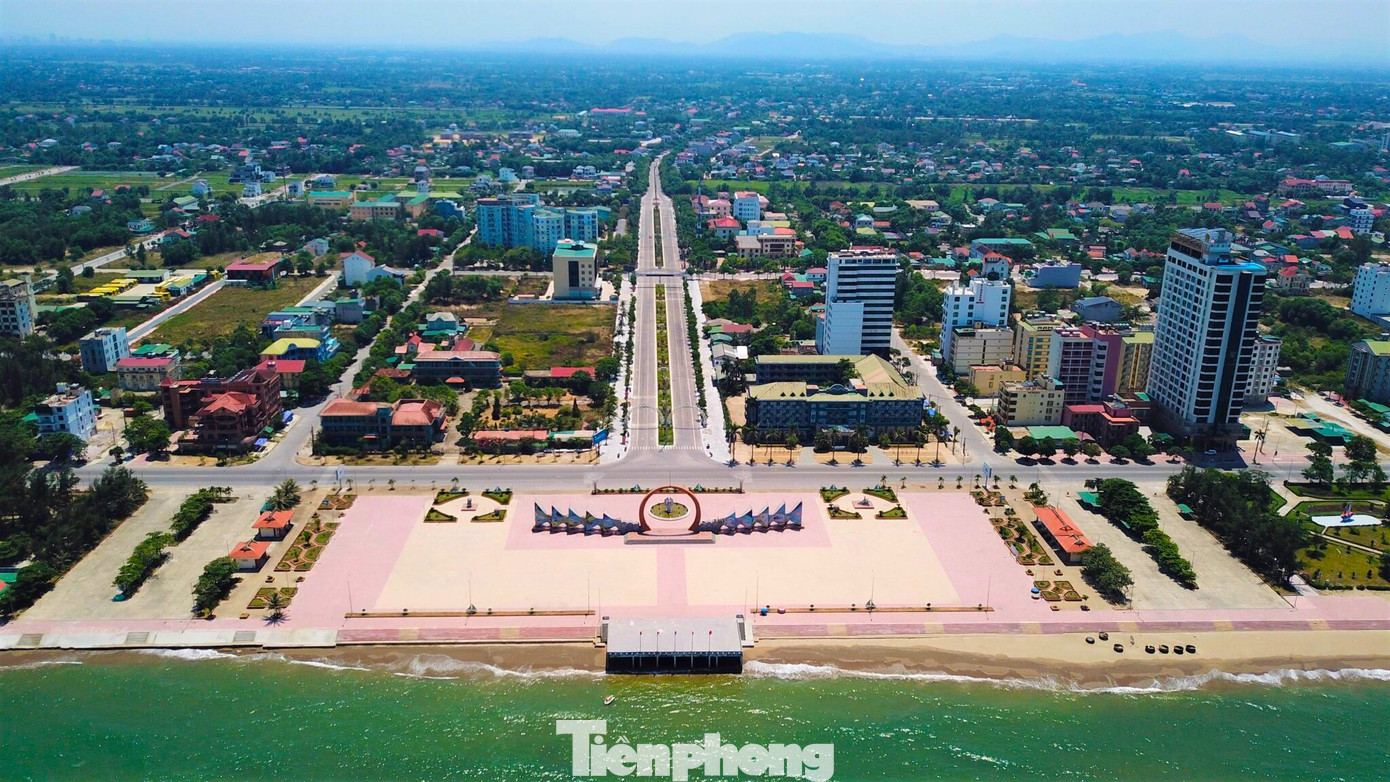 Thị xã Cửa Lò (Nghệ An) vừa công khai và lấy ý kiến góp ý cho đồ án Quy hoạch chi tiết xây dựng tỷ lệ 1/500 Khu lâm viên phía Đông đường Bình Minh. Thị xã giao các phường tổng hợp ý kiến bằng hình thức lấy phiếu trước ngày 13/5/2023 để tổng hợp chỉnh sửa đồ án quy hoạch trước khi xin ý kiến UBND tỉnh, trình các sở, ban, ngành liên quan để thẩm định, phê duyệt theo quy định. (Ảnh: Đức Phúc).