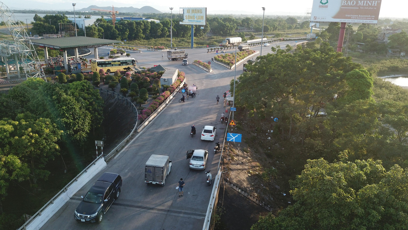 Điểm chốt giữa cầu Bến Thủy 1 và cầu Bến Thủy 2. Đến thời điểm hiện tại, Nghệ An ghi nhận 614 bệnh nhân mắc COVID-19.