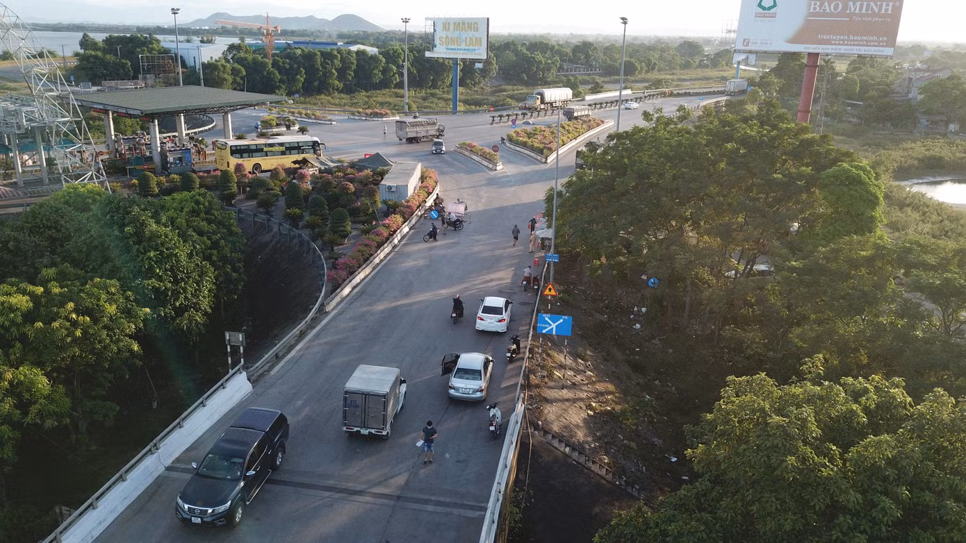 Điểm chốt giữa cầu Bến Thủy 1 và cầu Bến Thủy 2. Đến thời điểm hiện tại, Nghệ An ghi nhận 614 bệnh nhân mắc COVID-19.