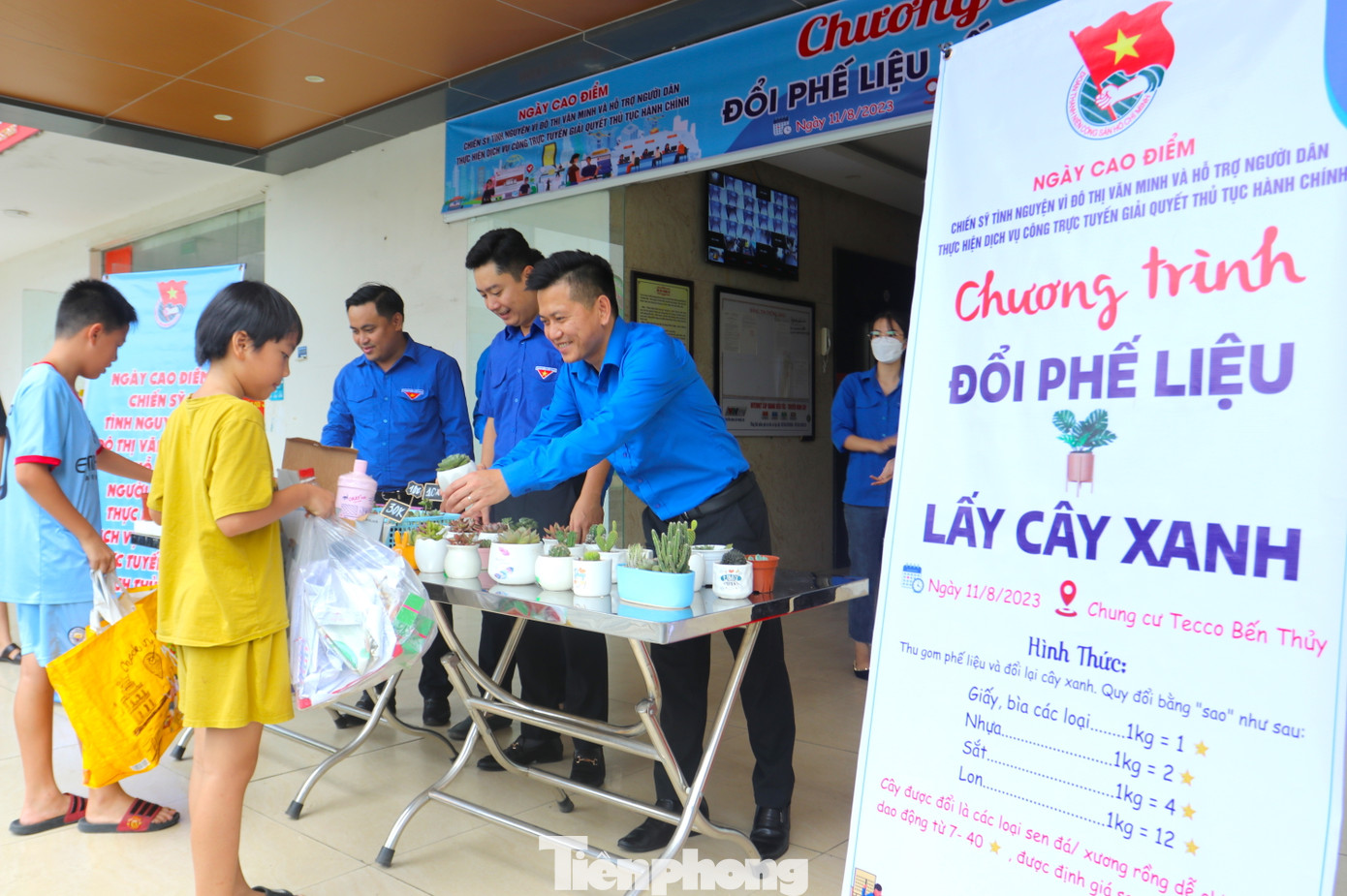 Được đổi phế liệu lấy cây xanh, nhiều em nhỏ rất thích thú. Được biết, trên địa bàn toàn tỉnh Nghệ An tổ chức hơn 50 gian hàng đổi phế liệu lấy cây xanh, tuyên truyền cho các em nhỏ, các bạn đoàn viên giảm tải rác thải, phế liệu và yêu cây xanh để có môi trường trong lành, xanh - sạch - đẹp.