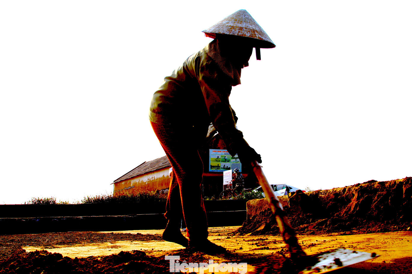 Buổi trưa nắng gắt cực đỉnh là thời điểm nhộn nhịp nhất trên ruộng muối. Diêm dân cho hay, đây chính là thời điểm vàng để làm ra hạt muối ngon nhất. Trời càng nắng gió thì càng "được" muối, quá trình phơi đất, phơi nước diễn ra nhanh, muối kết tinh chất lượng tốt.