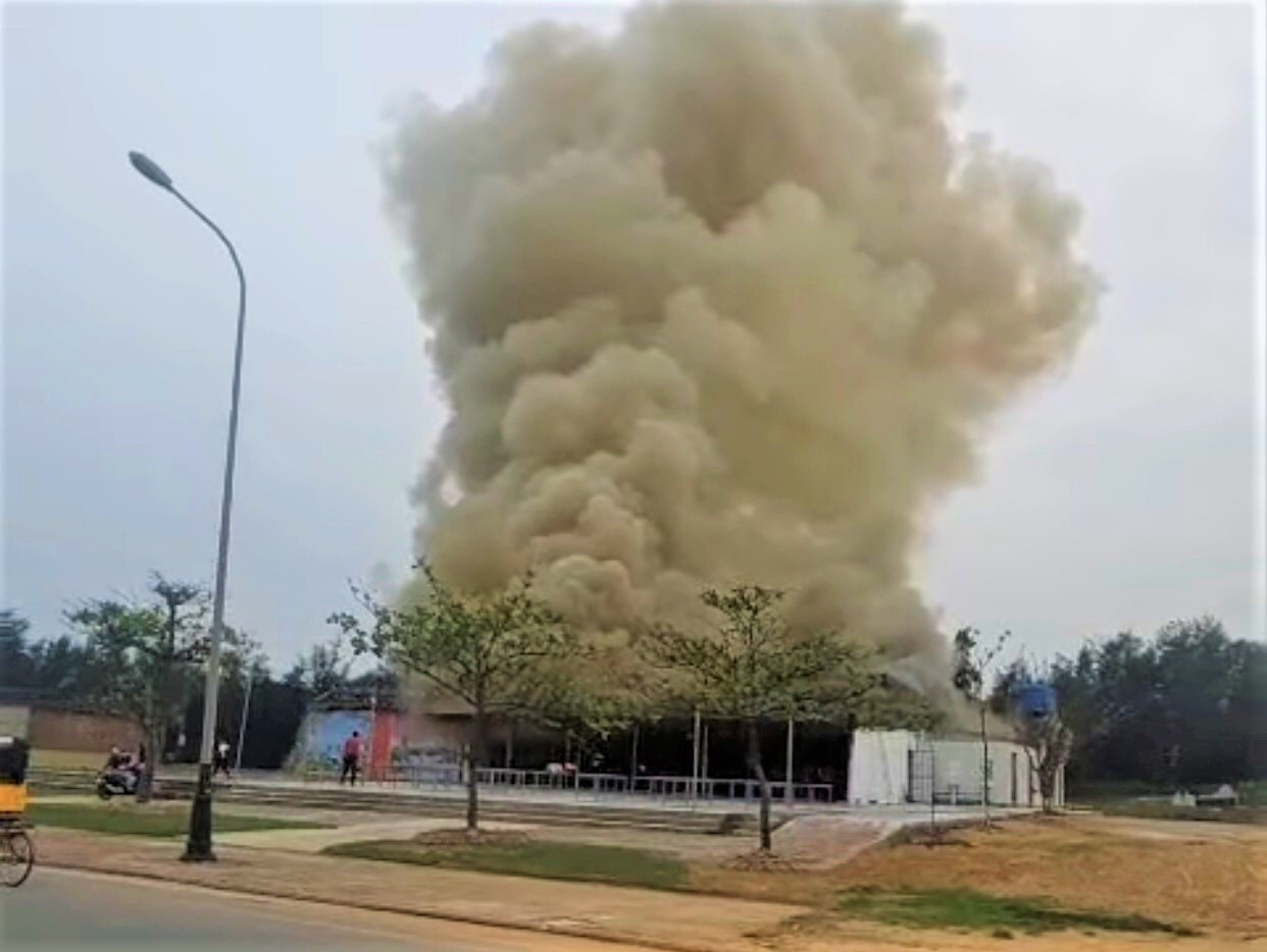 Nhà hàng bị ngọn lửa thiêu rụi.