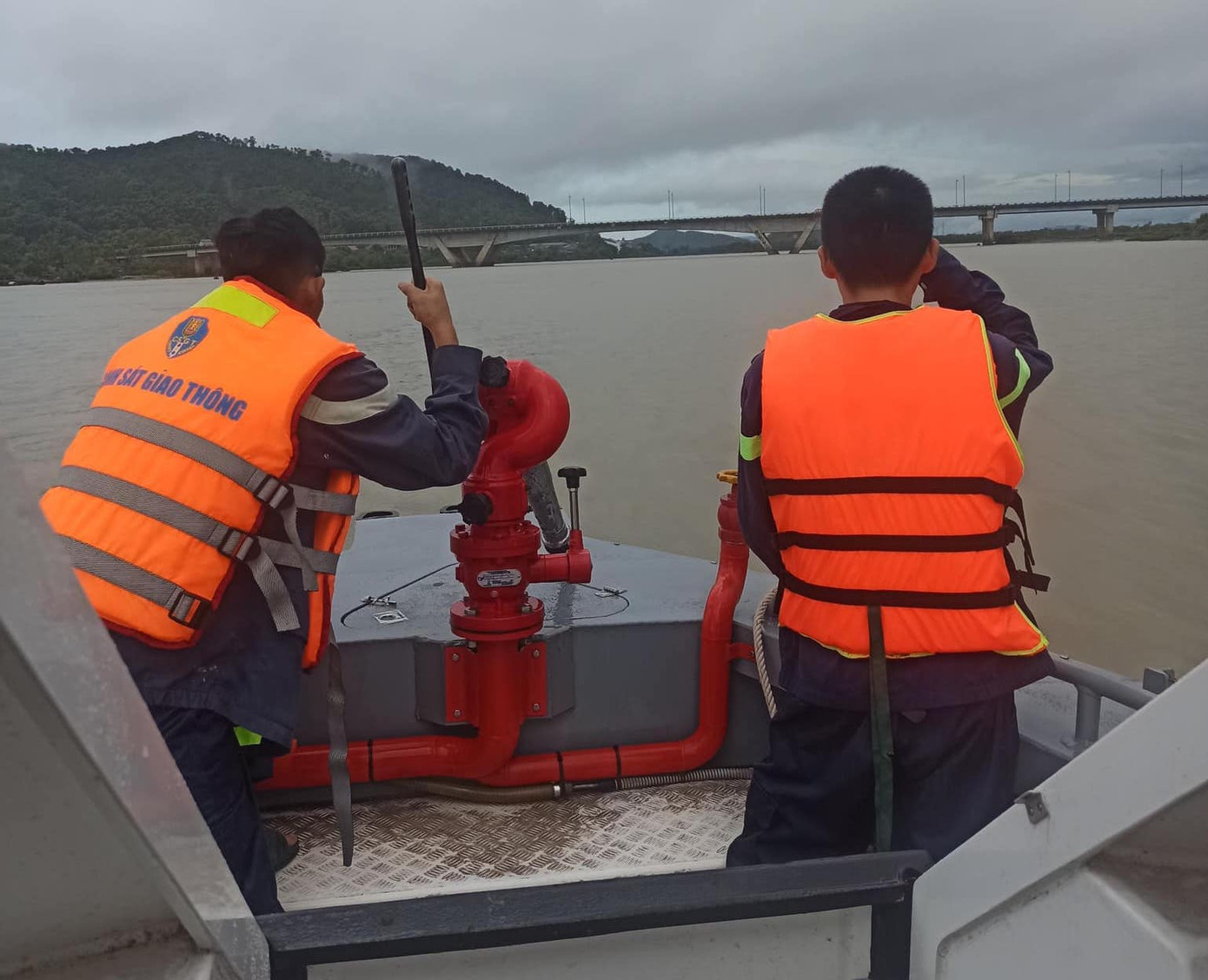 Lực lượng Cảnh sát PCCC&amp;CNCH Công an tỉnh Nghệ An đang triển khai tìm kiếm nạn nhân trên sông Lam.