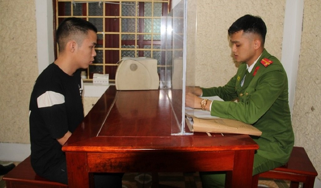 Đối tượng Hùng tại cơ quan công an.