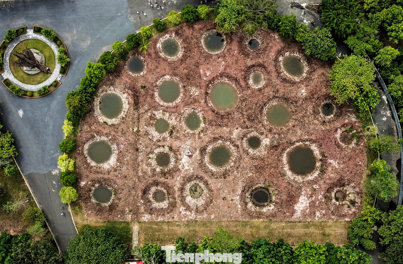 Theo tài liệu, những năm 1964-1972, Đồng Lộc bị đánh phá liên tục. Từ tháng 4 đến tháng 10/1968, ngã ba Đồng Lộc hứng chịu gần 50.000 quả bom các loại, mặt đất biến dạng, đất đá cày đi xới lại. Để giữ vững huyết mạch giao thông, mọi nguồn lực được huy động bảo vệ Ngã ba Đồng Lộc. Có lúc ở đây có hơn 16.000 người, chủ yếu là bộ đội pháo binh và lực lượng thanh niên xung phong phá bom, mở đường.