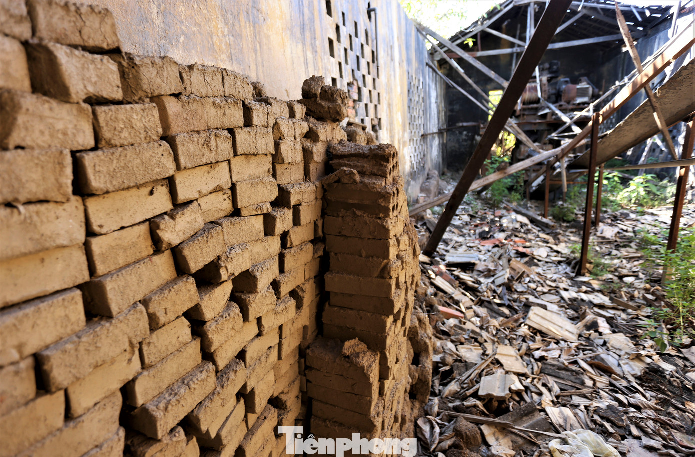 Khi Xí nghiệp Gạch Trung Đô Hồng Lĩnh chuyển đến vị trí sản xuất mới, nơi đây trở nên đổ nát, máy móc, thiết bị hư hỏng, phơi mưa, phơi nắng. Khi Xí nghiệp Gạch Trung Đô Hồng Lĩnh chuyển đến vị trí sản xuất mới, nơi đây trở nên đổ nát, máy móc, thiết bị hư hỏng, phơi mưa, phơi nắng.