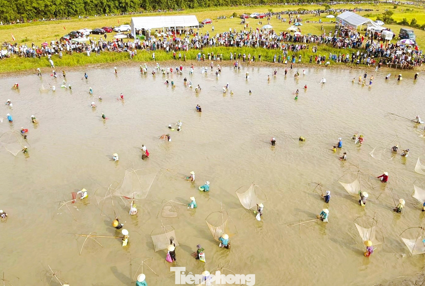 Việc đánh bắt cá trong đầm được dùng đủ các loại dụng cụ như nơm, vó nhưng không được sử dụng lưới quét, xung điện. Tương truyền nếu người nào bắt được nhiều cá to sẽ gặp nhiều may mắn, mùa màng bội thu suốt năm.