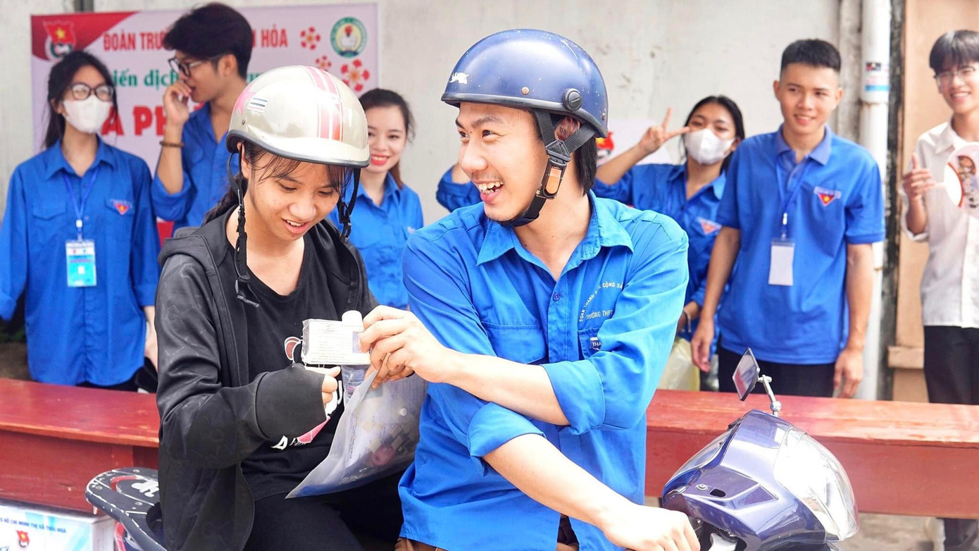 Không chỉ che nắng, thanh niên tình nguyện tỉnh Nghệ An còn tổ chức nhiều đội hình xe ôm miễn phí để đưa đón các bạn thí sinh nếu có nhu cầu hoặc hỗ trợ về nhà lấy giấy tờ mỗi khi quên.