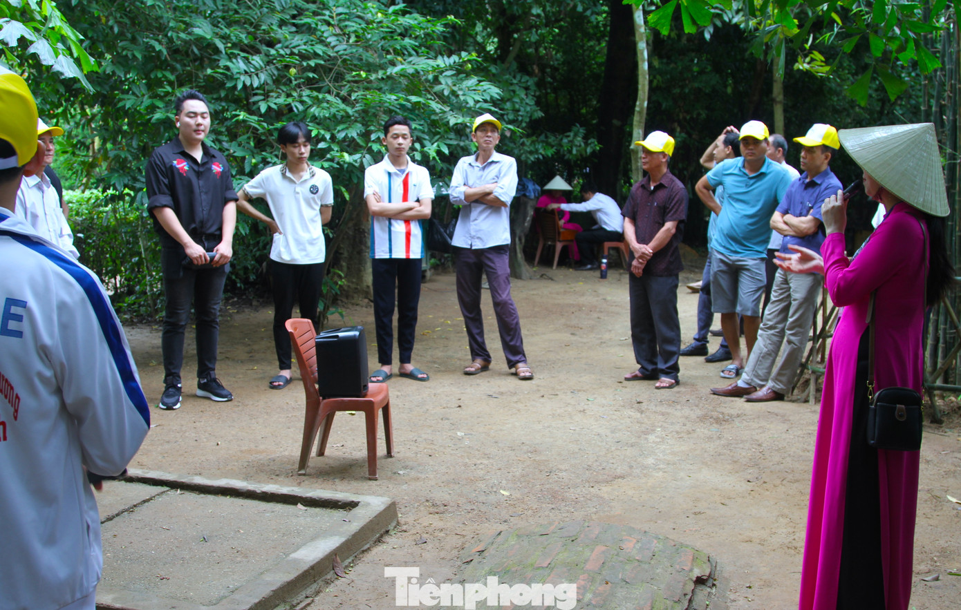 Du khách hành hương về quê Bác và thích thú khi được nghe những câu chuyện về Bác Hồ.