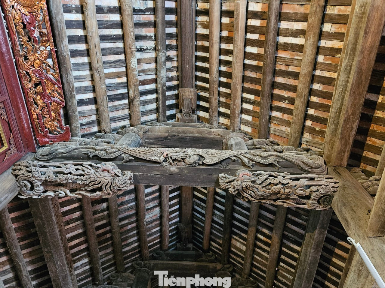 Đầu dư trang trí dưới xà thượng gian giữa đình Hoành Sơn. Đầu dư trang trí dưới xà thượng gian giữa đình Hoành Sơn.