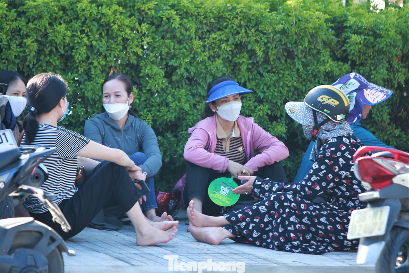 Phụ huynh lo lắng, ngồi chờ đợi phần thi của các con.