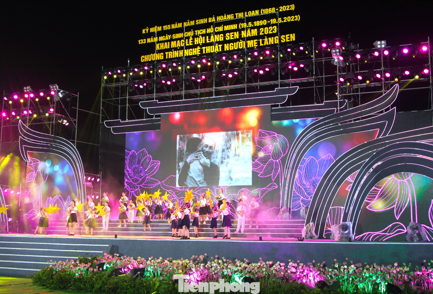 Chương trình nghệ thuật tại lễ hội hấp dẫn.