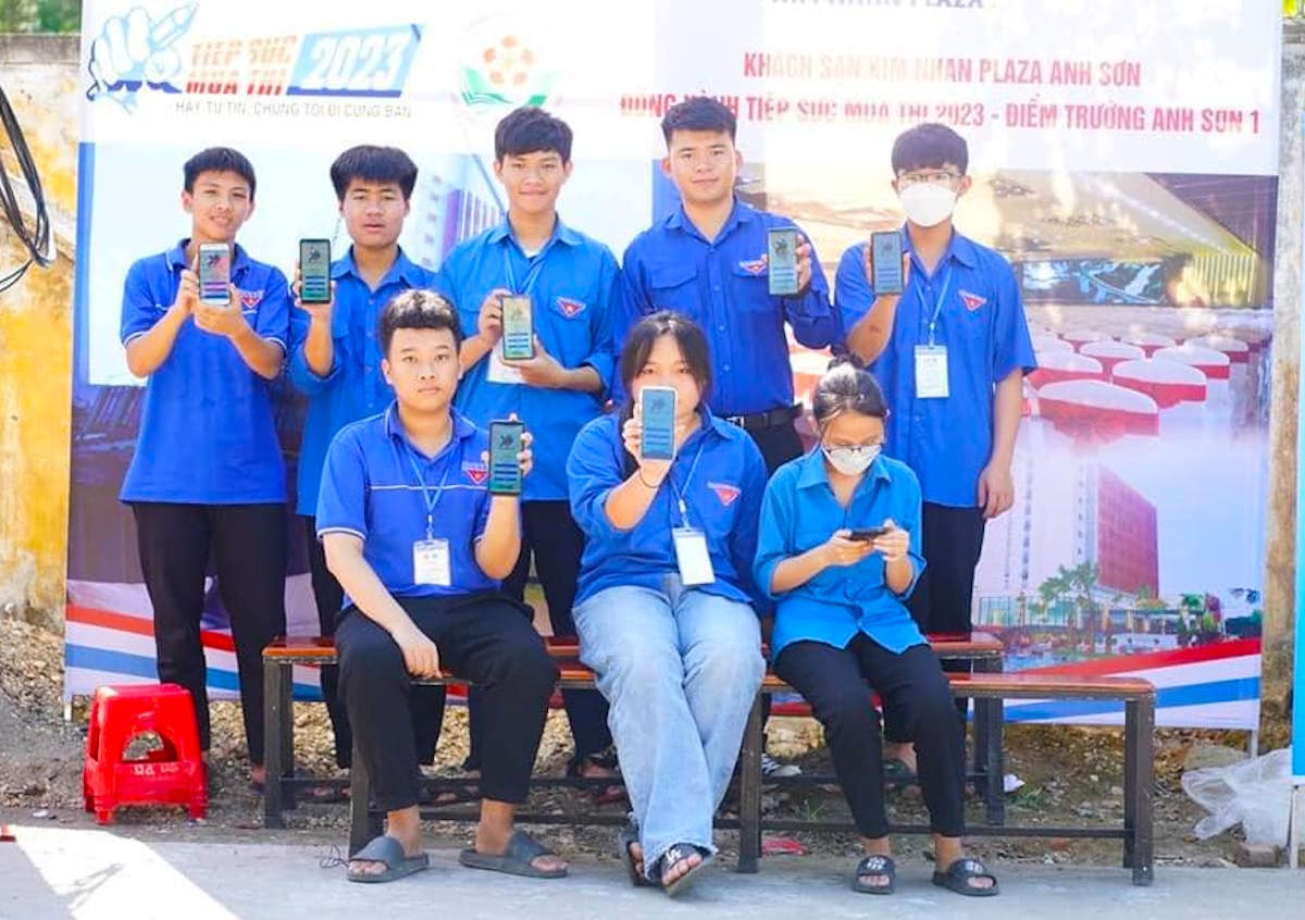 Các đoàn viên ở điểm thi THPT Anh Sơn 1 (huyện Anh Sơn) và đoàn viên huyện Yên Thành (Nghệ An).