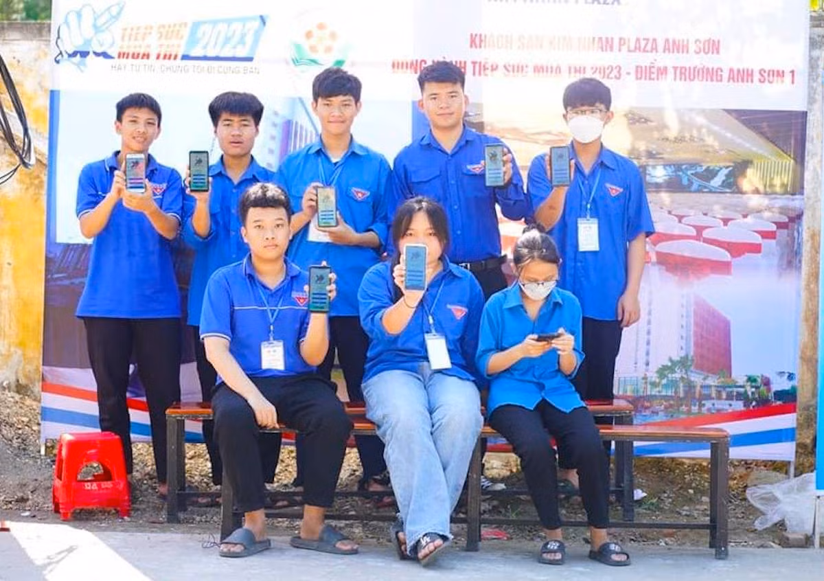 Các đoàn viên ở điểm thi THPT Anh Sơn 1 (huyện Anh Sơn) và đoàn viên huyện Yên Thành (Nghệ An). Các đoàn viên ở điểm thi THPT Anh Sơn 1 (huyện Anh Sơn) và đoàn viên huyện Yên Thành (Nghệ An).