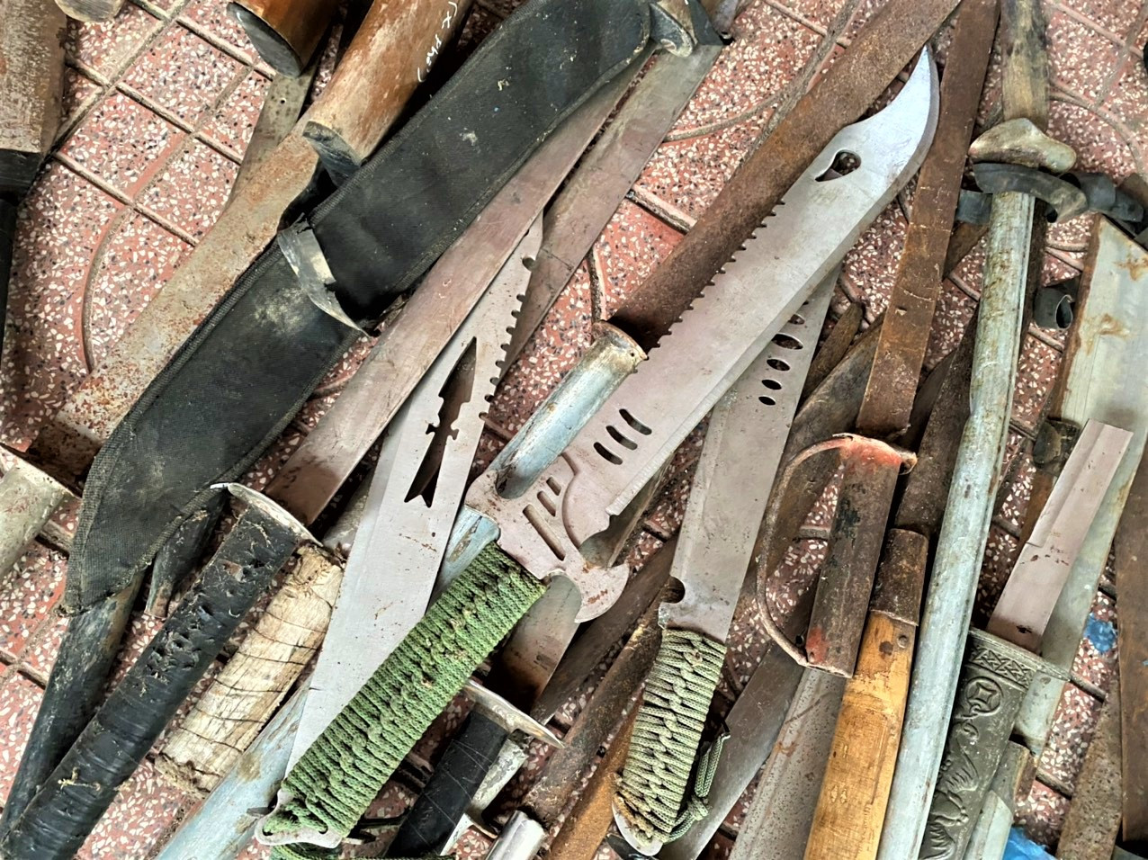 Rất nhiều đao kiếm tự chế của các băng nhóm, tội phạm bị thu giữ cũng được đưa ra tiêu hủy lần này.