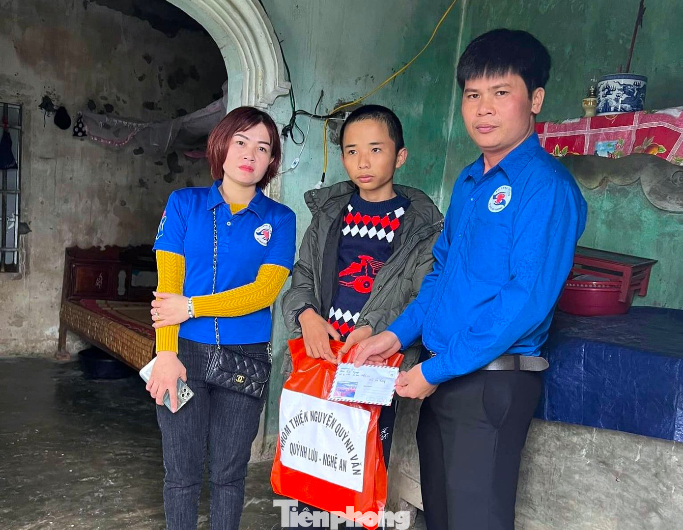 Chị Hà cùng nhóm thiện nguyện Quỳnh Văn trao quà cho các hoàn cảnh khó khăn trong và ngoài địa bàn.